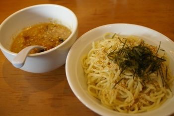 横浜ベイクォーターにあるラーメン店「麺家 三士」のつけ麺