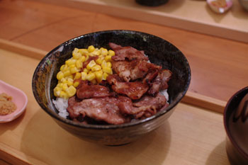 横浜関内にある食事処「北海道オホーツク 美幌食堂」の豚丼