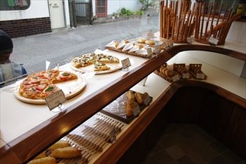 鎌倉にあるパン屋「鎌倉 利々庵(りりあん)」の店内