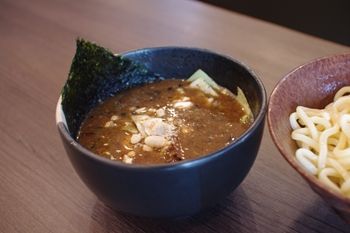 横浜東山田にあるつけ麺専門店「あびすけ」のつけだれ