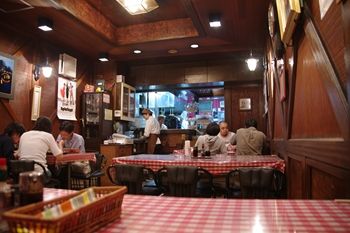 横浜菊名にある洋食屋さん「サンロード」の店内