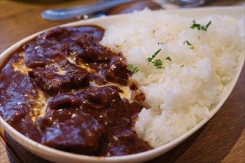 横浜西口エリアにあるカフェ「ビーンデイジー」のハヤシライス