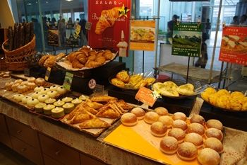 横浜ベイクォーターにあるパン屋さん「ヴィクトワール」の店内