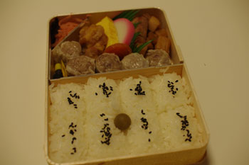 新横浜のお土産ショップにある崎陽軒で買ったシュウマイ弁当
