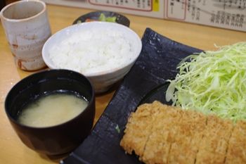 横浜白楽にある「とんかつ どーんとこい」のとんかつ定食