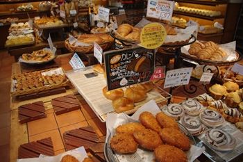 横浜あざみ野にあるパン屋「もあ 四季彩館」の店内
