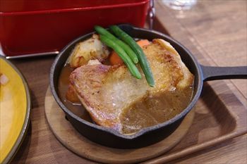 横浜元町にあるスープカレー専門店「アルペンジロー」のカレー