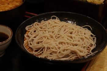 新横浜にあるそば屋「小諸そば」のもりそば