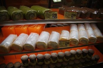 新横浜プリンスペペのロールケーキのお店「さちほ」の店内