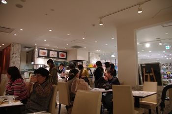 新横浜プリンスペペにあるカフェ「ケユカカフェ」の店内