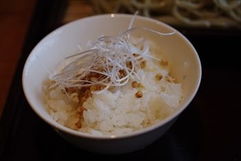 横浜妙蓮寺にある蕎麦屋「鴨屋 そば香」のご飯