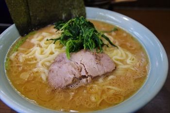 横浜上星川にある人気の家系ラーメン店「寿々喜家」のラーメン