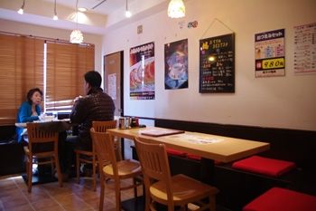 横浜大倉山にある中華料理店「餃子の福来」の店内