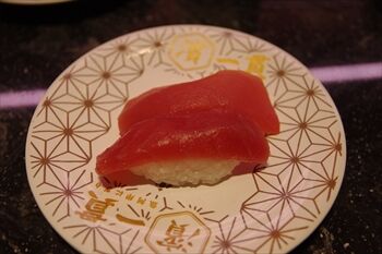 横浜ベイクオーターにある回転寿司店「濱一貫」の寿司