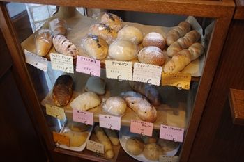 横浜大倉山にあるパン屋「トースティーショップ」の店内