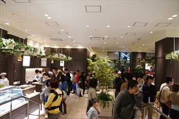 センター北にあるショッピングセンター「プレミアヨコハマ」の店内
