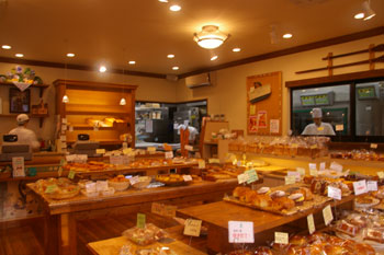 横浜鶴見のパン屋「エスプラン洋菓子店」の店内