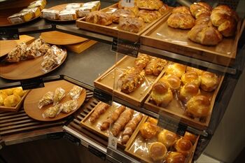 CIAL横浜にあるパン屋「トムキャットベーカリー」の店内