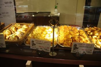 キュービックプラザ新横浜にあるパン屋「ちょいクロ」の店頭
