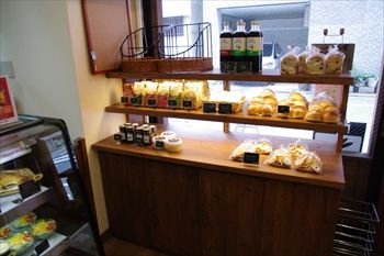 横浜阪東橋にあるパン屋「ラパン」の店内
