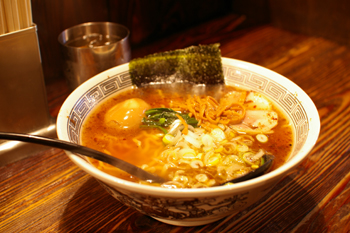 横浜西口のラーメン店「麺場 浜虎」の醤そば