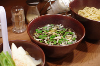 横浜東神奈川にあるつけ麺屋「イツワ製麺所食堂」のつけ麺