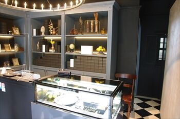 横浜日本大通りにあるチーズケーキ専門店「ハグフラワー」の店内