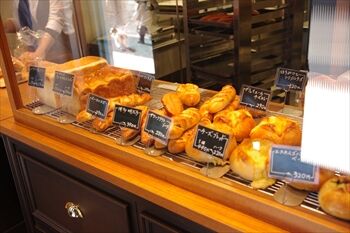 横浜市小机にあるパン屋「honnete」の店内