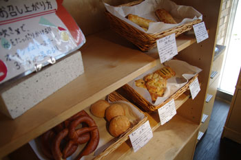 横浜仲町台にあるレストラン「アンファンス」のパン売り場