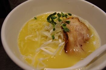 横浜センター南にあるラーメン店「らーめん縁や」のラーメン