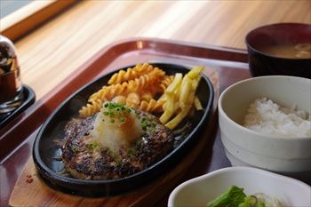 横浜関内にあるハンバーグ専門店「ファイヤーバーグ」のハンバーグ