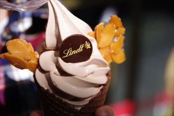 横浜にあるチョコレート専門店「リンツ」のソフトクリーム