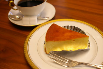 トレッサ横浜にあるカフェ「CAFE 丸福珈琲店」のチーズケーキ
