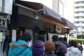 横浜神奈川新町にあるつけ麺店「大勝軒」の行列