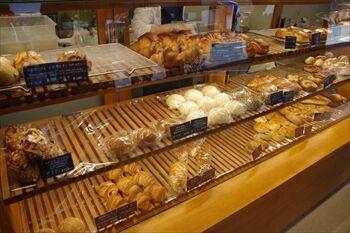 横浜中山にあるパン屋「パン ニア」の店内