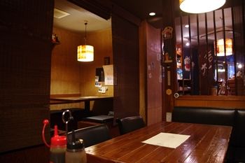 横浜綱島にあるお好み焼き屋さん「竹蔵」の店内