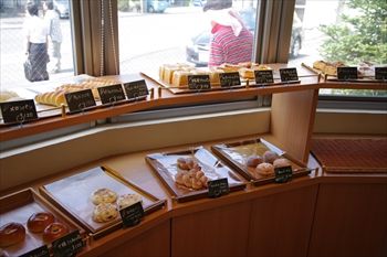 厚木にあるパン屋さん「パン工房 fu-fu」の店内