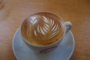 山下公園近くにあるカフェ「エリオット・アベニュー」のカフェラテ