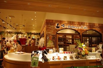川崎にあるパン屋「俺のBakery&Cafe」の外観
