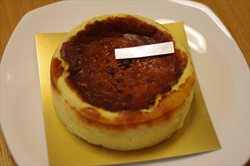 横浜にあるペストリーショップ「ドーレ」のバスクチーズケーキ