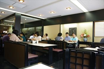 横浜関内にあるうなぎ料理のお店「割烹蒲焼 わかな」の店内