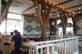 テラスモール湘南にあるカフェ「SOHOLM CAFE」の店内