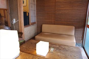 横浜浅間町にあるカフェ「夏至茶屋」の店内