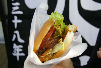 横浜赤レンガ倉庫の「全国ふるさとフェア2009」のステーキバーガー