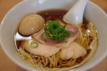 横浜にあるラーメン店「らぁ麺 はやし田」の醤油らぁ麺