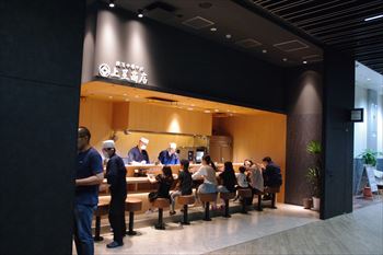 横浜新高島にあるラーメン店「横濱中華そば 上星商店」の外観