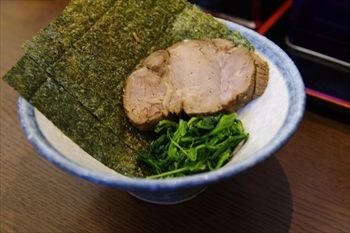 横浜上星川にある人気の家系ラーメン店「寿々喜家」の丼