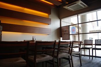 横浜東神奈川にあるダイニングバー「KUBOTA食堂」の店内