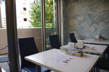 横浜元町・中華街にあるカフェ「レイジー スターフィッシュ」の店内