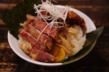 横浜センター北にあるラーテン店「くじら軒」のご飯